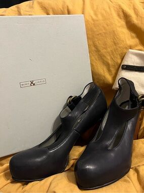 Mike & Chris Revolve Vero Cuoio midnight dark blue Leather T-Strap Heels